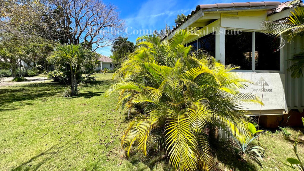 Lot Including A Cottage Build Your Dream House & Guest Apartment Here